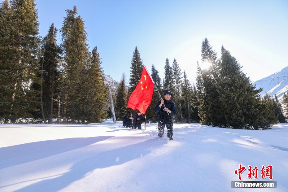 “積雪沒過小腿”新疆阿勒泰民警踏雪巡邊