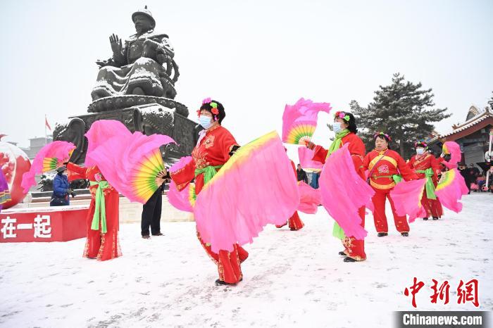 2月13日，秧歌隊(duì)在呼和浩特市大召廣場(chǎng)雪中起舞。　劉文華 攝