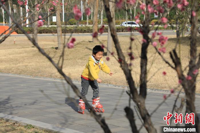 小朋友公園里玩耍?！∴囆?攝