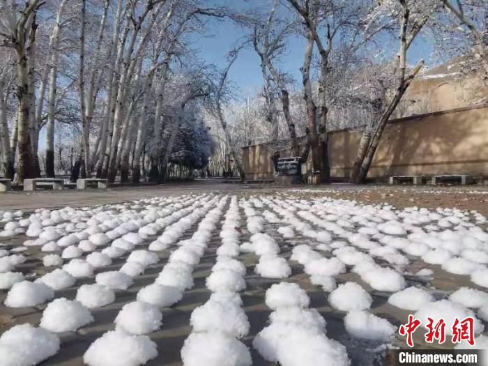 圖為春雪過后的莫高窟美不勝收?！≈鼙笕?攝