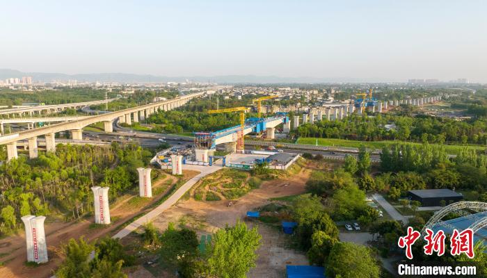 航拍正在建設(shè)的成都至自貢高速鐵路跨成都繞城高速公路連續(xù)梁施工現(xiàn)場?！⒅铱?攝