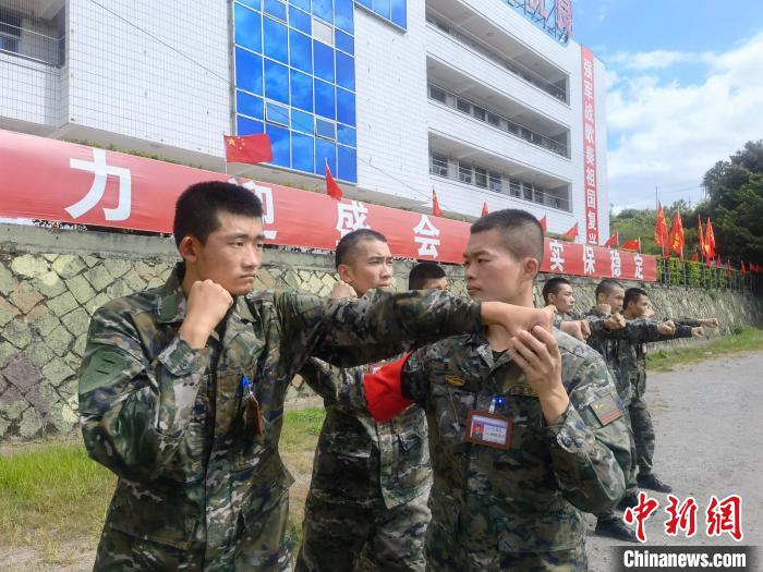 新兵尤云龍(左)不斷向一名合格軍人蛻變?！￡愴?攝