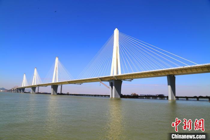 建設(shè)中的珠海金海特大橋。　孟慶虎 攝