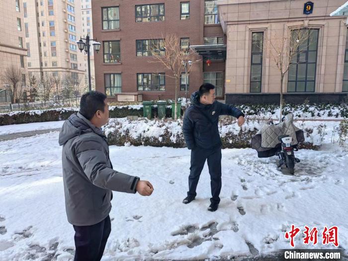 膠州市公安局辦案民警冒雪摸排線(xiàn)索 膠州市公安局供圖