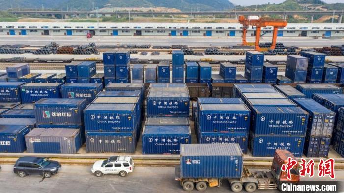 懷化國(guó)際陸港繁忙而有序(資料圖)。　雷明雄 攝