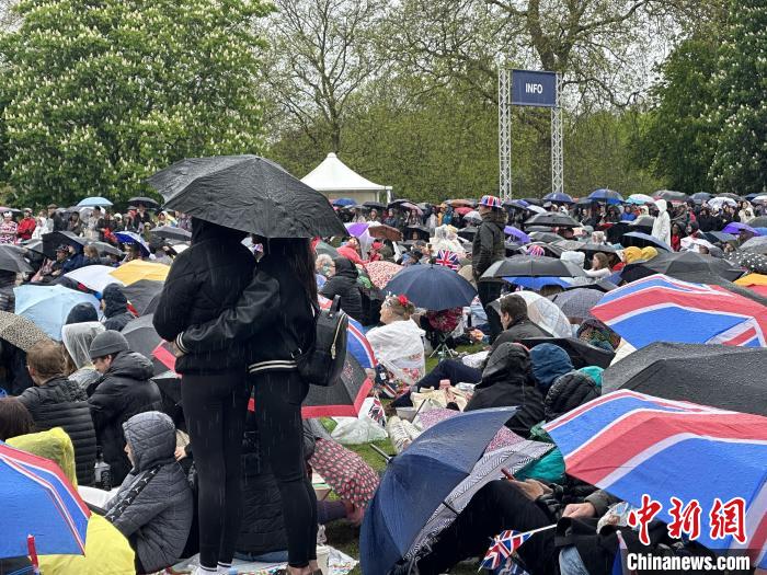 當?shù)貢r間5月6日，英國國王查爾斯三世的加冕儀式舉行。民眾雨中觀看儀式?！W陽開宇 攝