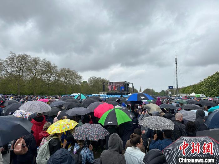 當?shù)貢r間5月6日，英國國王查爾斯三世的加冕儀式舉行。民眾雨中觀看儀式?！W陽開宇 攝