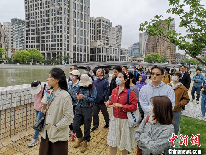 新階層人士走讀黃浦蘇州河沿岸?！》队畋?攝