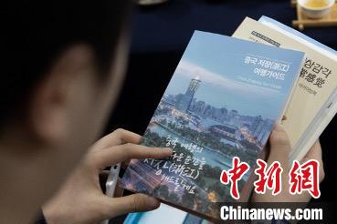 參展觀眾閱讀浙江文旅手冊(cè)?！《≌裾?攝