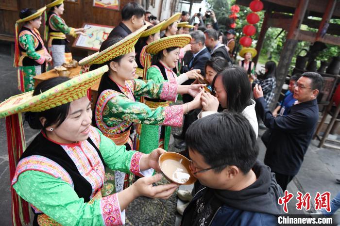 楓香瑤寨村民用攔門酒熱情迎接客人?！钊A峰 攝