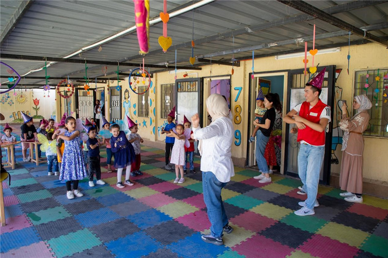 圖為中埃青年志愿者在埃及新開羅幼兒園開展“志愿服務伴成長，中埃攜手慶六一”活動。中建埃及分公司供圖