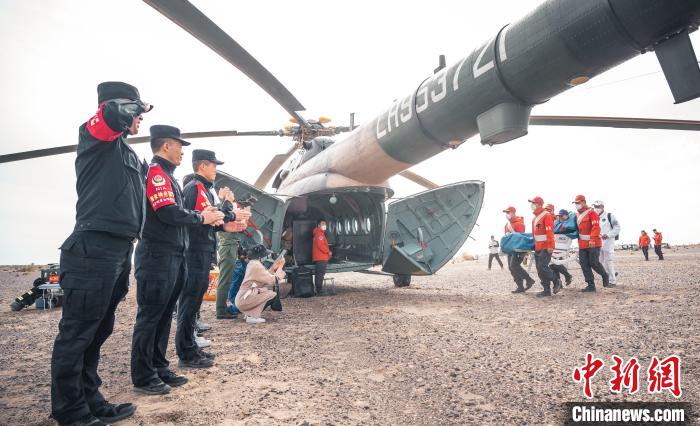 圖為阿拉善邊境管理支隊(duì)民警目送航天員登機(jī)離開?！缇?攝