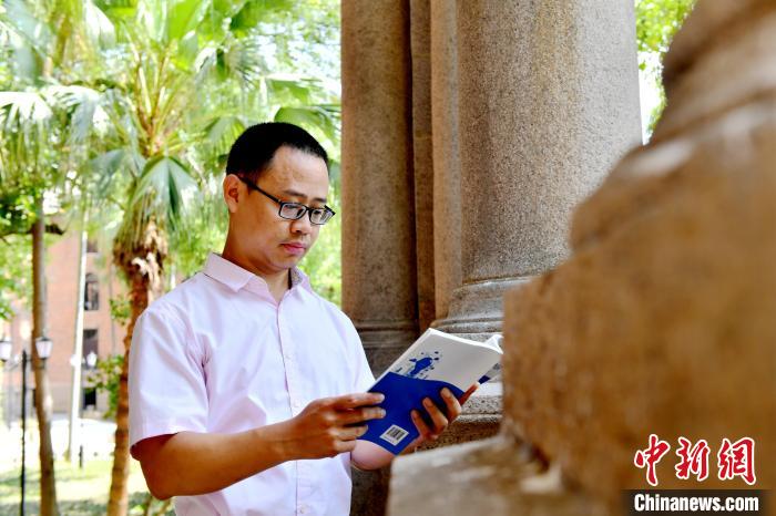 圖為福建師范大學(xué)教育學(xué)院臺(tái)灣教師陳昭志正在看書?！蚊?攝