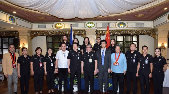 7月10日，菲律賓移民官員中文培訓(xùn)班在菲移民局總部正式開(kāi)班。中國(guó)駐菲律賓大使館供圖。