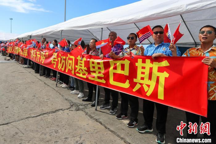 華僑華人、中資機構等拉起橫幅，歡迎“和平方舟”號醫(yī)院船來訪?！⌒煳?攝