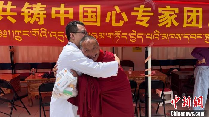 西藏自治區(qū)昌都市左貢縣田妥鎮(zhèn)義診點，一位僧人對北京京煤集團總醫(yī)院呼吸科主任醫(yī)師陳亮表示感謝?！〔苄穹?攝