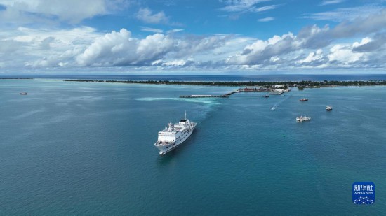 7月22日，中國海軍“和平方舟”號醫(yī)院船結(jié)束基里巴斯訪問，駛離塔拉瓦港。新華社發(fā)（桂江波 攝）