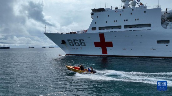 7月22日，中國海軍“和平方舟”號醫(yī)院船駛離塔拉瓦港途中，基里巴斯當(dāng)?shù)孛癖婑{船揮手告別。新華社發(fā)（桂江波 攝）