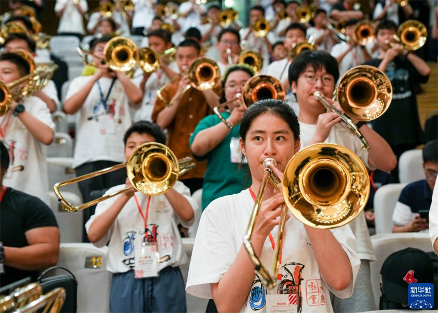 8月1日，在第九屆中國國際低音銅管藝術節(jié)的一場公益大師課上，低音銅管樂器愛好者在練習長號。新華社記者 劉潺 攝