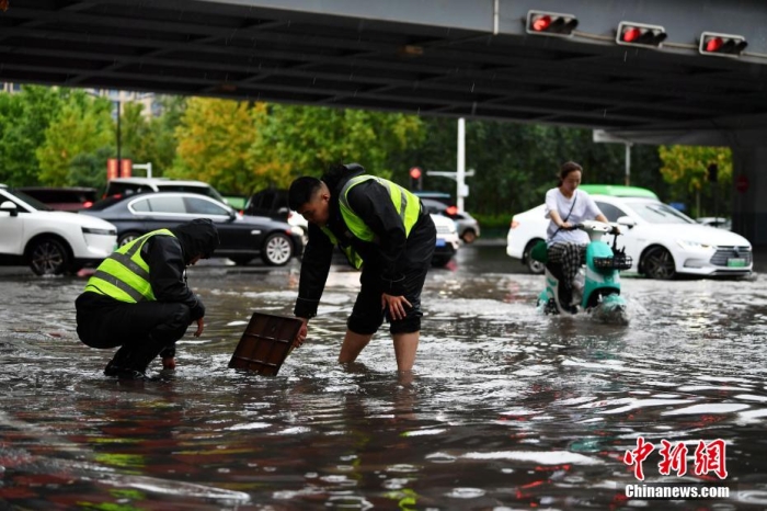 7月30日，河北省持續(xù)發(fā)布暴雨紅色預(yù)警信號(hào)。受今年第5號(hào)臺(tái)風(fēng)“杜蘇芮”殘余環(huán)流影響，7月28日以來，地處華北地區(qū)的河北省大部出現(xiàn)降雨。30日17時(shí)，該省氣象臺(tái)發(fā)布當(dāng)日第三次暴雨紅色預(yù)警信號(hào)。石家莊市城區(qū)不少區(qū)域積水嚴(yán)重，城管、環(huán)衛(wèi)、園林、市政等部門緊急出動(dòng)，聯(lián)合疏堵保暢，筑牢防汛安全屏障。圖為石家莊裕華區(qū)城管局防汛隊(duì)員對(duì)沿街收水井進(jìn)行雜物清理，以保證排水暢通。翟羽佳 攝