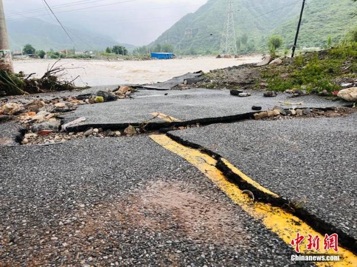 受臺風“杜蘇芮”影響，7月29日至8月1日，河北省淶水縣普降暴雨，持續(xù)強降雨和強風天氣引發(fā)洪水險情。連日來，當?shù)亟M織數(shù)千人搶險救援隊伍，集中力量加快排水、清理路面、救援拋錨車輛、搶修倒伏電線桿等工作。8月1日，方便面、飲用水、火腿腸、面包等首批調撥救災物資送抵救災一線，并于當天發(fā)放到受災群眾手中。目前，淶水縣受損交通、電力、通信等基礎設施正在加緊搶修，山區(qū)受困人員已分批轉移，各項搶險救災工作正在有序進行中。圖為淶水縣婁村鎮(zhèn)南安莊村被洪水沖毀的路面。(文/呂子豪 楊猛)李金璐 攝