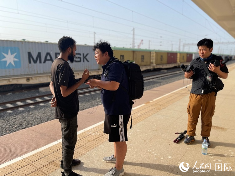 亞吉鐵路吉布提線工作人員介紹列車運(yùn)營情況。人民網(wǎng)記者 趙艷紅攝