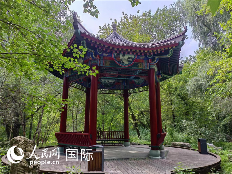 莫斯科中國(guó)貿(mào)易中心的中式園林“華銘園”一角。人民網(wǎng)記者 申亞欣攝