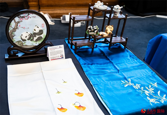 活動現(xiàn)場的現(xiàn)場文創(chuàng)展、互動體驗區(qū)、非遺區(qū)展示。人民網(wǎng) 郭錦標攝