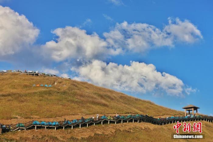 資料圖：圖為江西武功山高山草甸旁的登山步道，游客在登山。 劉力鑫 攝