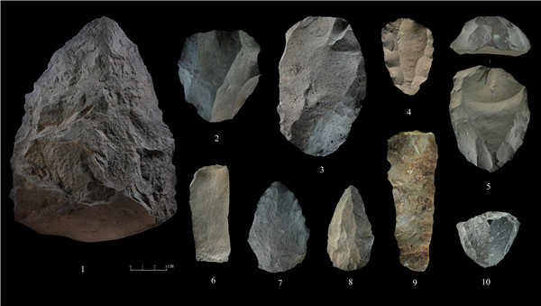 石制品 1.手斧 2、4、5.勒瓦婁哇石核（循環(huán)剝片法、優(yōu)先剝片法）3.勒瓦婁哇石葉石核 6.勒瓦婁哇石葉 7、8.勒瓦婁哇尖狀器 9.石葉 10.錐形石葉石核。中肯聯(lián)合考古隊供圖