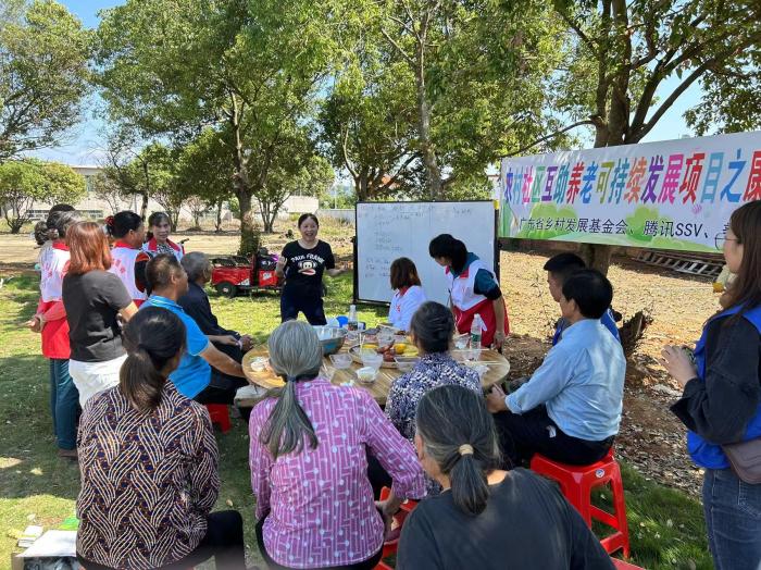 10月23日，廣東韶關(guān)農(nóng)村的互助養(yǎng)老探索，結(jié)合仁化縣董塘鎮(zhèn)新龍村的重陽(yáng)節(jié)活動(dòng)，將村支書(shū)、婦女主任、項(xiàng)目管理人員、新龍村助老員、村民志愿者、健康熱心的老人聚集在一起。 受訪者供圖