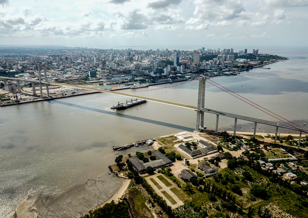 這是2019年4月8日在莫桑比克首都馬普托拍攝的馬普托大橋（無人機(jī)照片）。新華社記者 張宇 攝