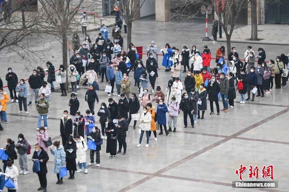 11月28日，山西省太原市，考生排隊等候入場。當日，中央機關(guān)及其直屬機構(gòu)2022年度考試錄用公務員公共科目筆試舉行。<a target='_blank' href='/'><p  align=