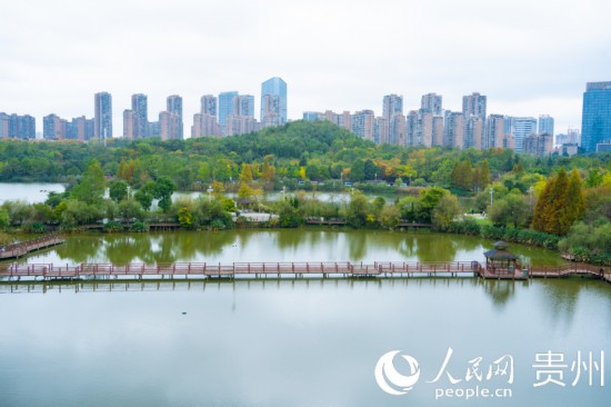 秋日時節(jié)，觀山湖公園景色美不勝收。人民網(wǎng) 陽茜攝