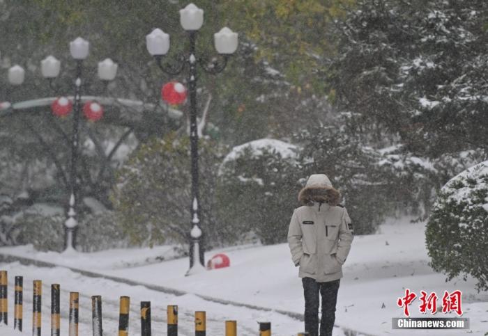 圖為市民在雪中出行。 <a target='_blank' href='/' ><p  align=