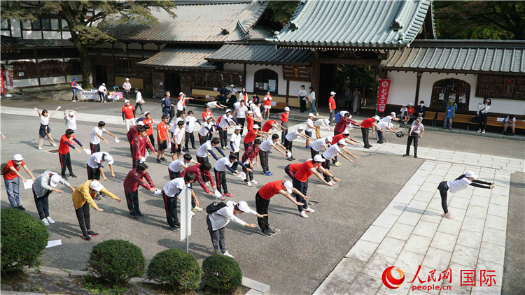 開跑前，中日青少年一起做熱身運(yùn)動(dòng)。人民網(wǎng) 蔣曉辰攝