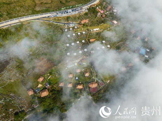 航拍掩映在晨間薄霧中的“花都里·化屋野奢度假營地“。人民網(wǎng) 陽茜攝