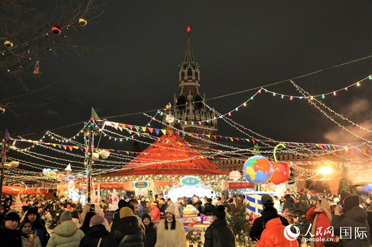 位于莫斯科紅場中央的“古姆”新年集市。人民網(wǎng)記者 隋鑫攝