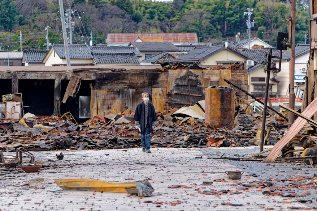 1月4日，一名市民查看日本石川縣輪島市“輪島早市”廢墟。新華社記者張笑宇攝