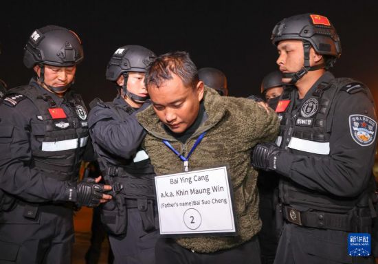 1月30日，在緬甸內(nèi)比都國際機場，緬甸警方依法向我公安機關(guān)移交緬北重大犯罪嫌疑人白應(yīng)蒼。新華社記者 殷剛 攝