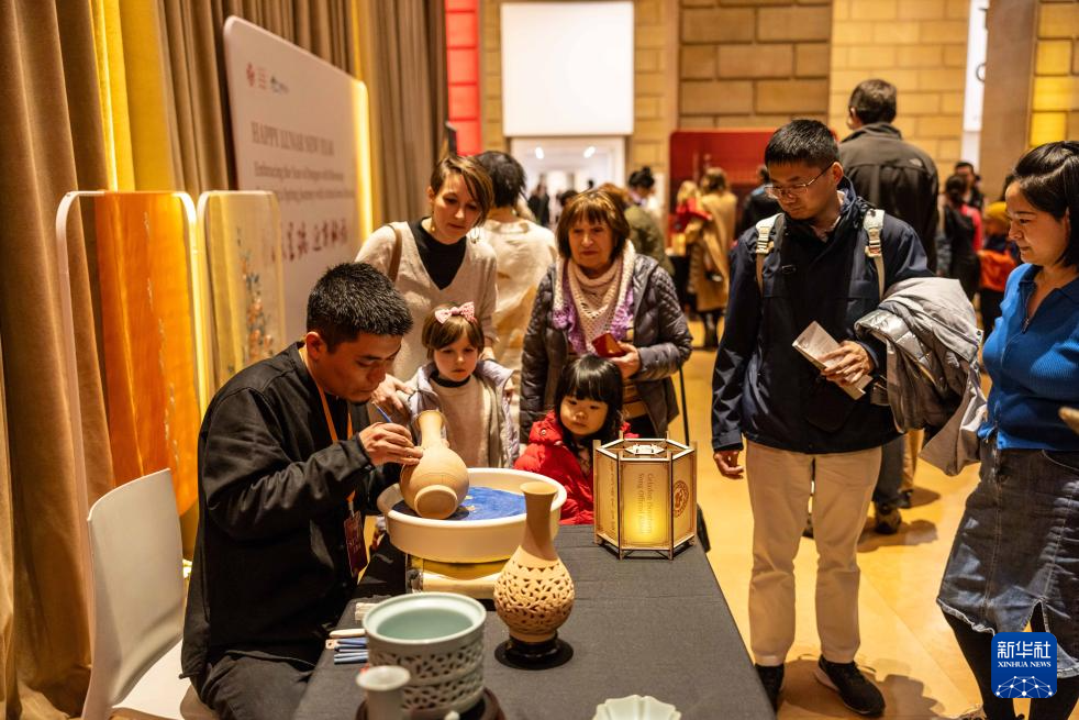 2月11日，參觀者在美國費城藝術(shù)博物館舉行的龍年迎新春活動上觀看瓷器制作。新華社發(fā)（周煥新攝）