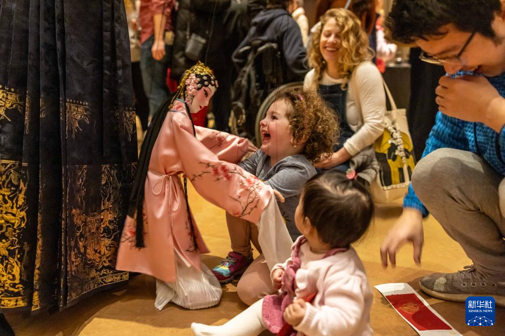 2月11日，孩子們在美國費城藝術(shù)博物館舉行的龍年迎新春活動上體驗?zāi)九紤?。新華社發(fā)（周煥新攝）