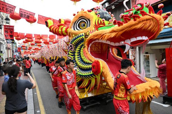 2月1日，由馬來西亞和中國的100多名青少年組成的舞龍隊在馬來西亞馬六甲市雞場街上共舞一條近200米的“長龍”。這是活動現(xiàn)場的“長龍”。新華社記者程一恒攝