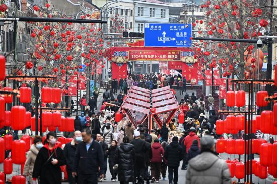 2024年2月18日，游客在2024年青島蘿卜·元宵·糖球會(huì)上消費(fèi)、游玩。新華社記者李紫恒攝