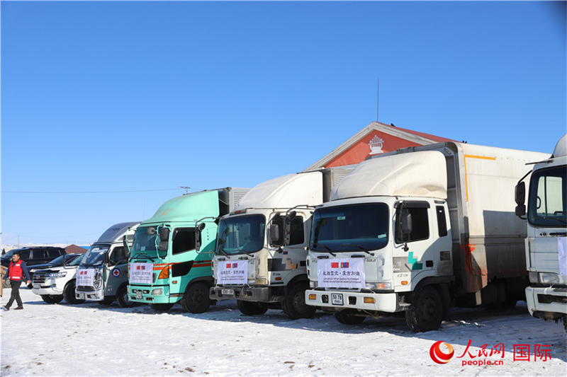 6.3月18日，滿載賑災(zāi)物資卡車在中央省額爾登縣整裝待發(fā)。人民網(wǎng)記者 霍文攝