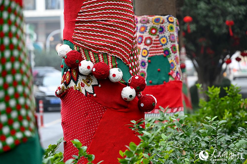 杭州市拱墅區(qū)獅虎橋路上的行道樹“穿”上了新裝。人民網(wǎng) 葉賓得攝