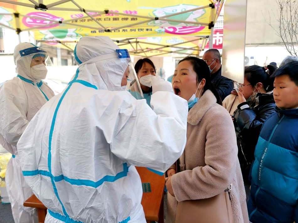 連云港贛榆區(qū)抽調(diào)近500名醫(yī)務(wù)人員開展核酸檢測。朱代桂攝