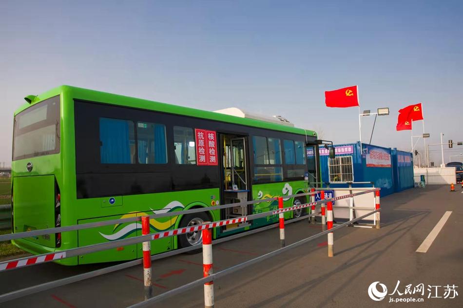 淮安市客總汽車運(yùn)輸有限公司調(diào)集兩部車況最佳“核酸采樣流動車”，組建黨員“先鋒崗”。紀(jì)星名攝