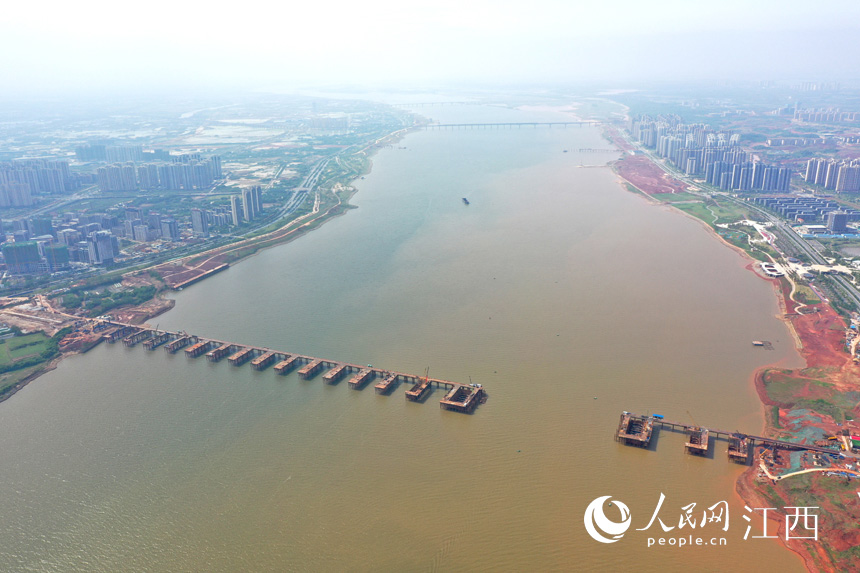 航拍九龍湖過江大橋，該橋是南昌第七座跨贛江通道。 人民網(wǎng) 時雨攝