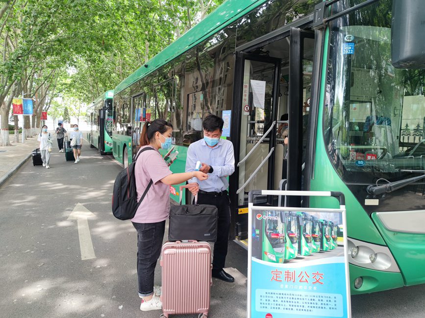 公交車從校園宿舍樓下出發(fā)，直達(dá)鄭州火車站和鄭州東站。崔晨攝